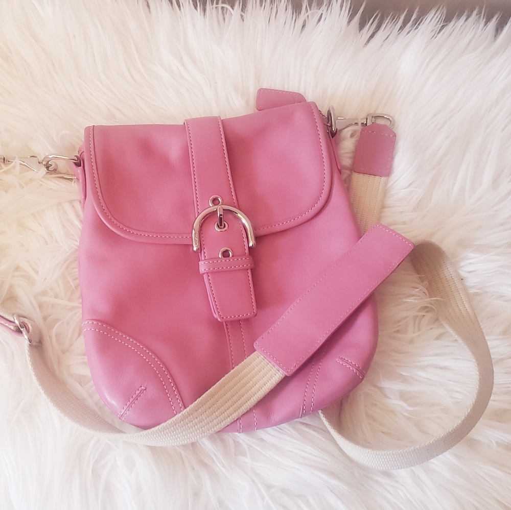 Vintage leather Coach crossbody bag in excellent condition!